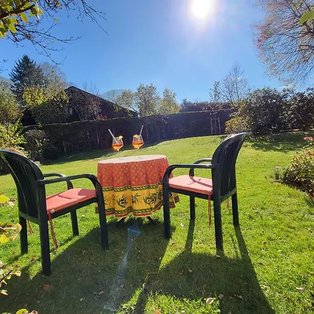 Grosse Mit Garten Und Bergblick *