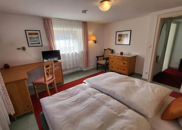 Grosse Mit Garten Und Bergblick