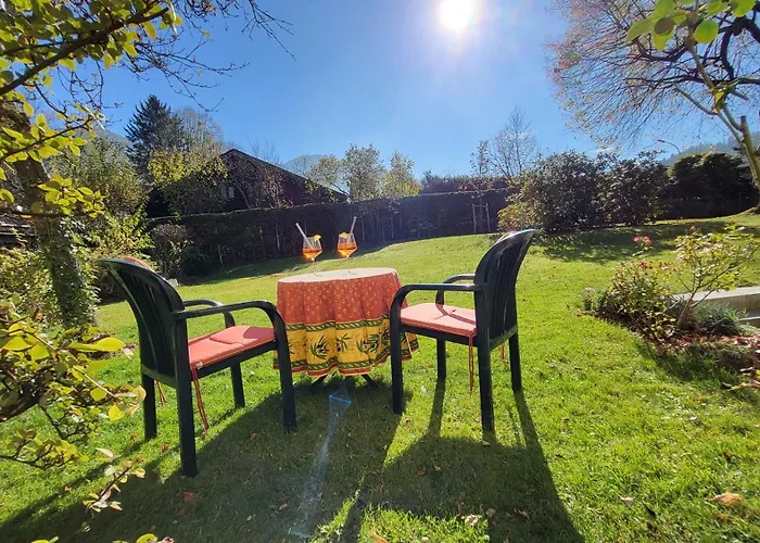 Grosse Mit Garten Und Bergblick *